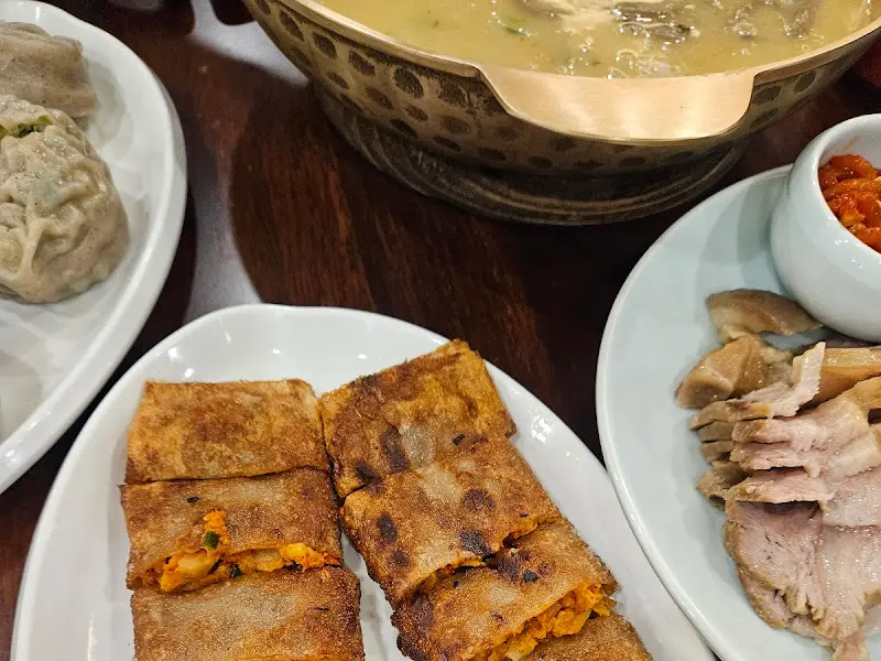 옹심이 칼국수, 메밀전병, 수육 등이 놓인 푸짐한 테이블