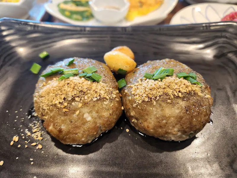 떡갈비 위에 뿌려진 깨