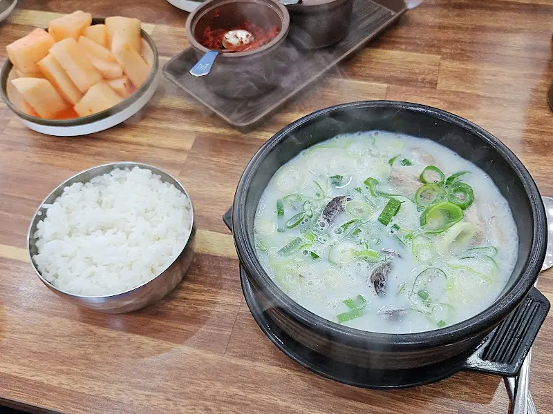 잘 차려진 돼지국밥 한상차림