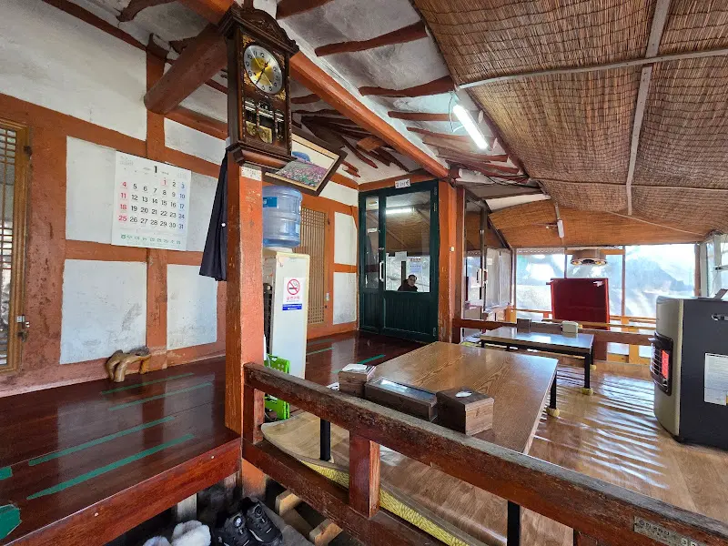 정겨운 분위기의 장원막국수 내부