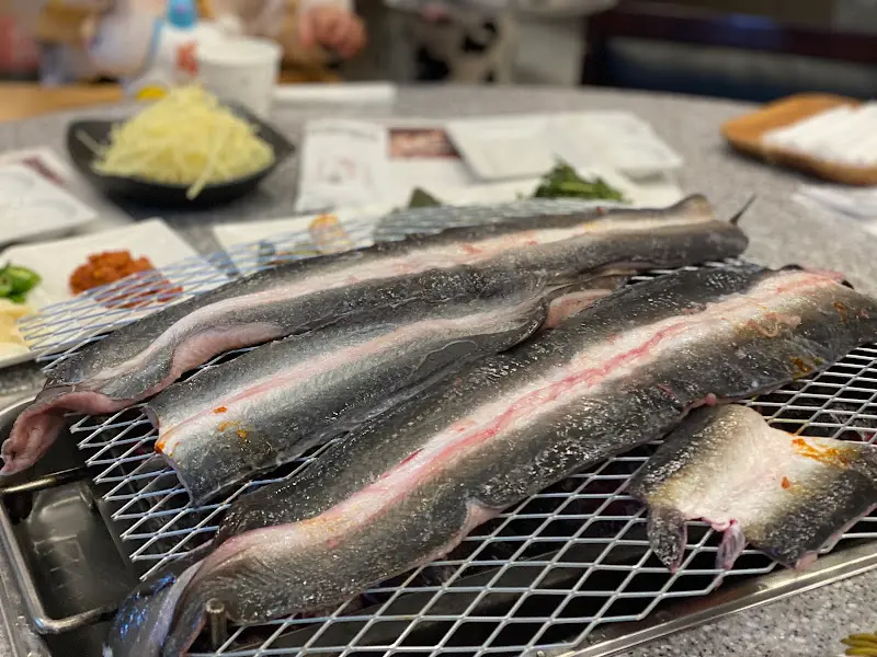 숯불에 구워지기 전의 장어 모습