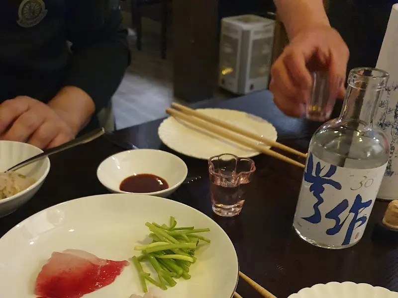 술잔을 기울이는 모습