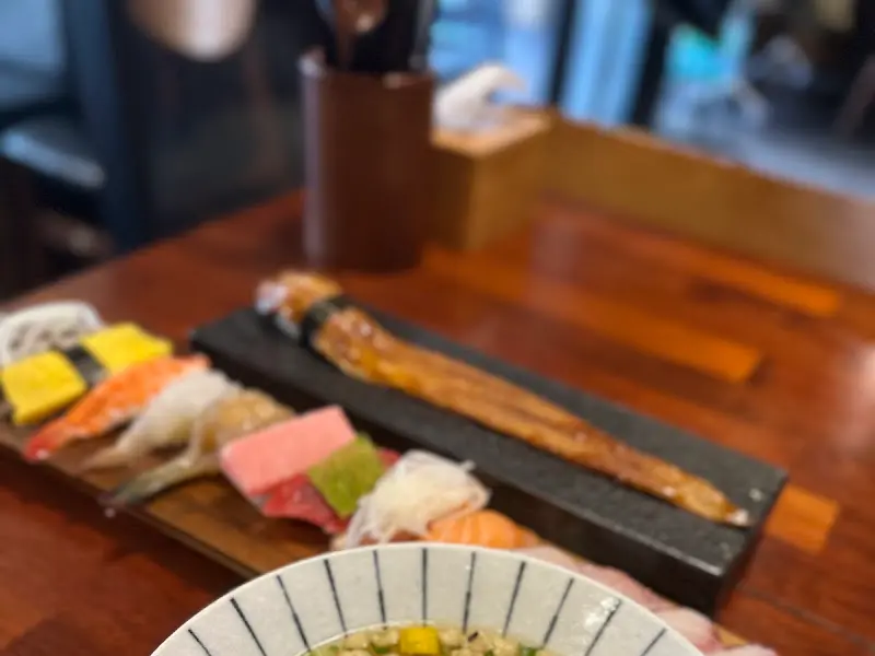 초밥과 따뜻한 우동