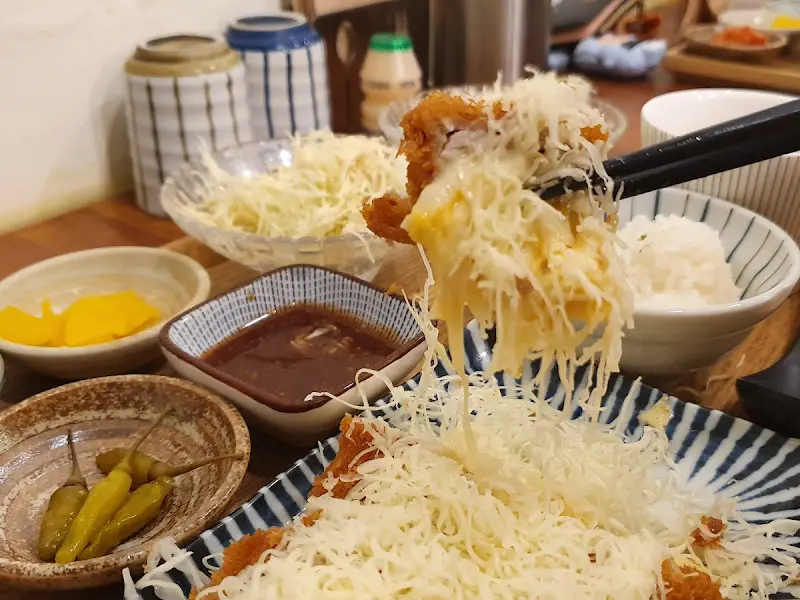 치즈 돈까스의 치즈 늘어나는 모습