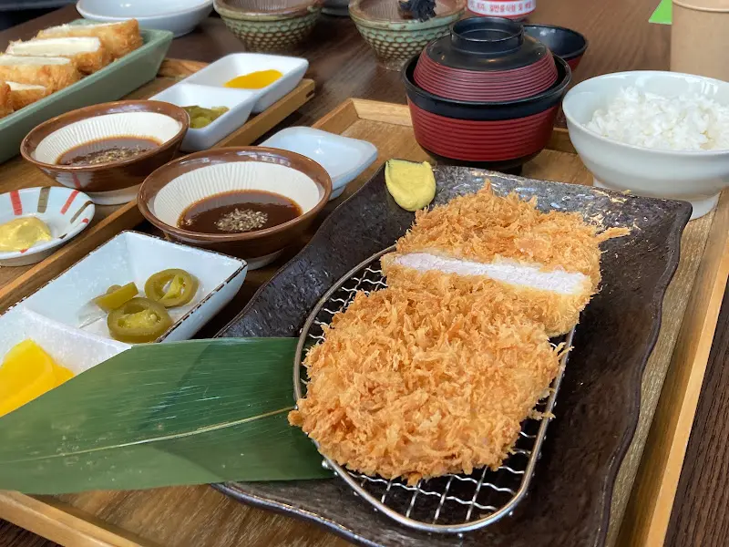 다양한 소스와 반찬이 함께 제공되는 로스카츠 정식