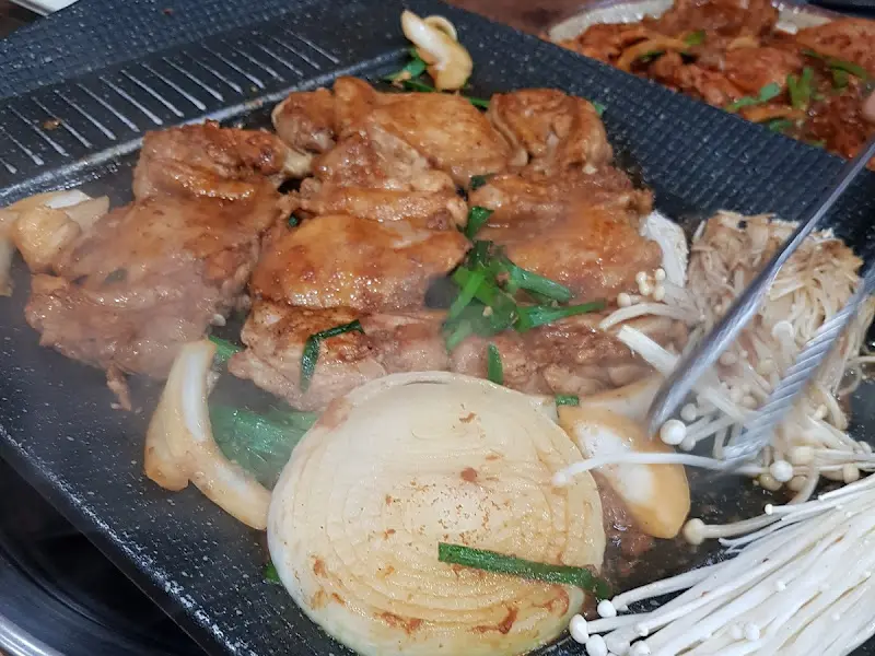 불판 가득 닭갈비