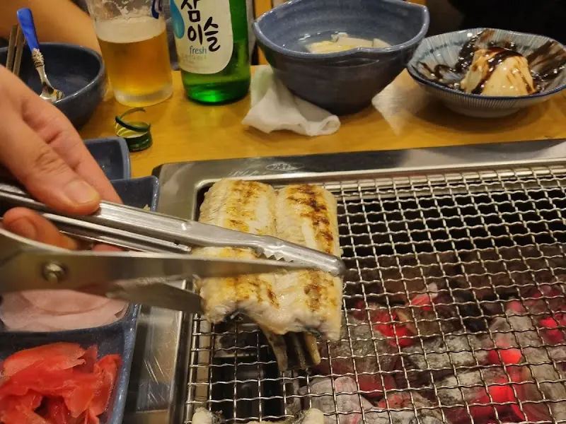 다양한 곁들임 음식과 장어