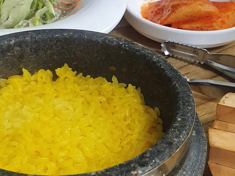 윤기가 흐르는 솥밥과 김치