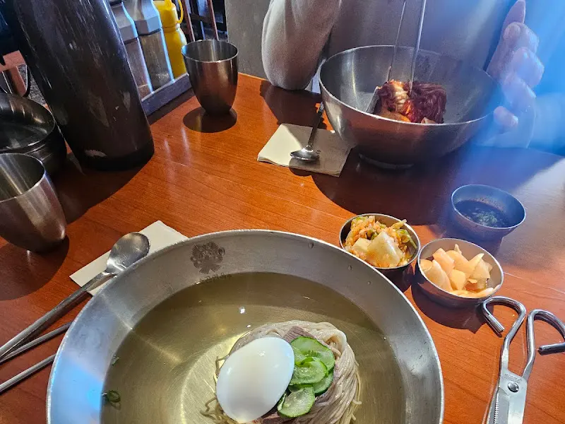 다양한 메뉴를 즐기는 모습