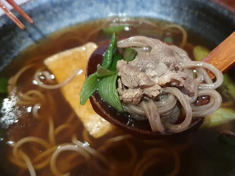 소바를 나무 스푼으로 떠올리는 모습