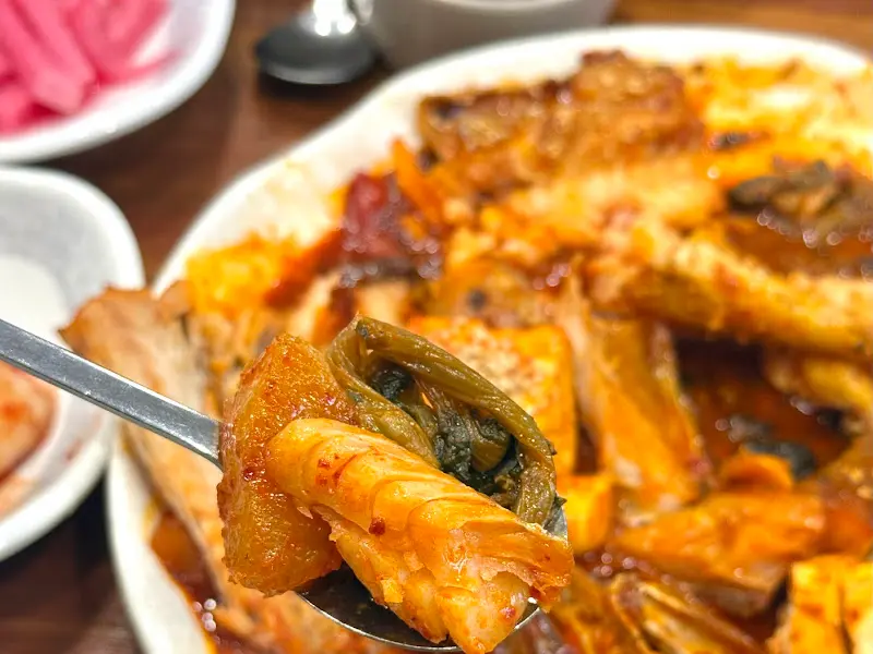 코다리찜과 시래기를 함께 맛보는 모습