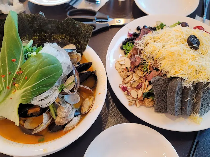 해산물이 듬뿍 들어간 쌀국수와 샐러드