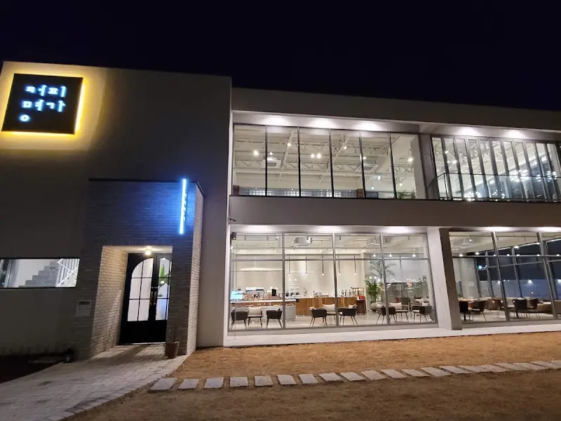 커피명가 청도점 외관 야경