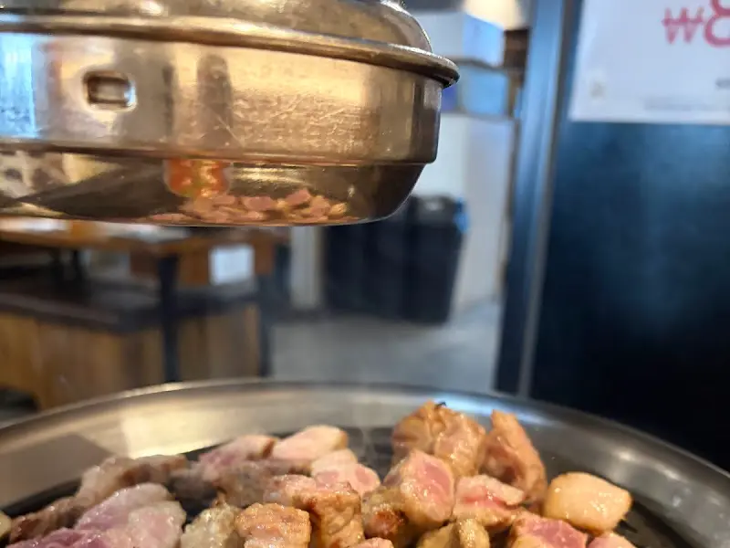 고반식당 계양구청점의 연기가 피어오르는 불판