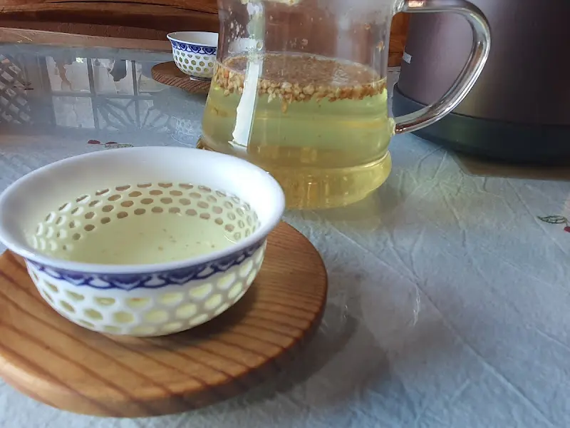 식후에 제공되는 따뜻한 메밀차