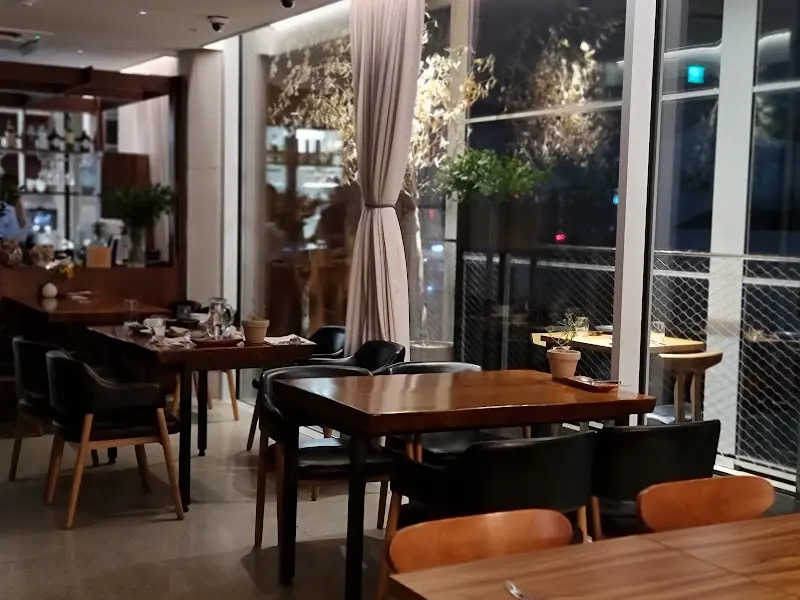 에스메로 내부 테이블 좌석