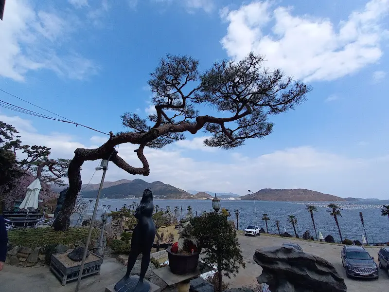 정원의 조각상과 바다