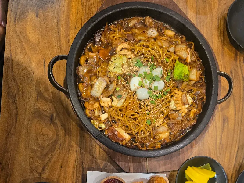 돌짜장의 풍성한 비주얼