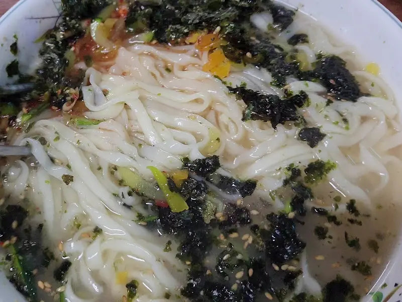 김가루가 듬뿍 뿌려진 칼국수