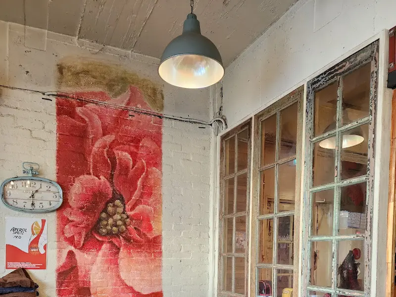 아늑한 분위기의 창가 좌석