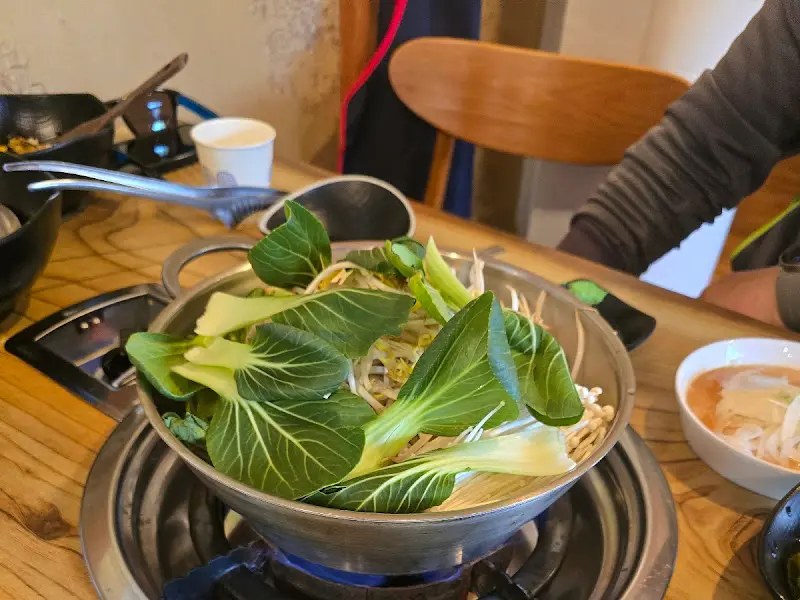 샤브샤브 육수가 끓고 있는 모습