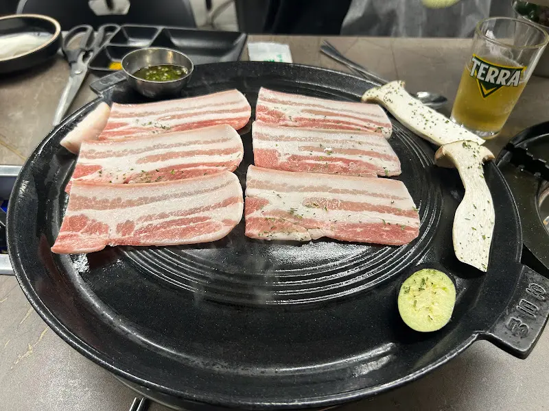 솥뚜껑 위 삼겹살