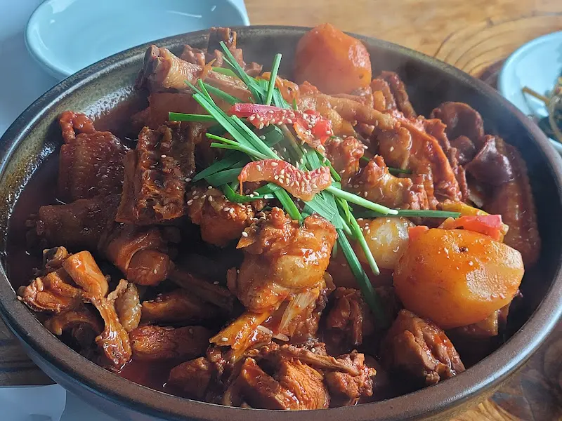 푸짐한 양과 매콤한 향이 식욕을 자극하는 닭볶음탕