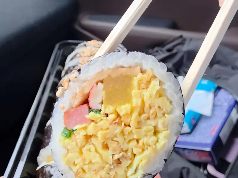 젓가락으로 집어 올린 묵호김밥