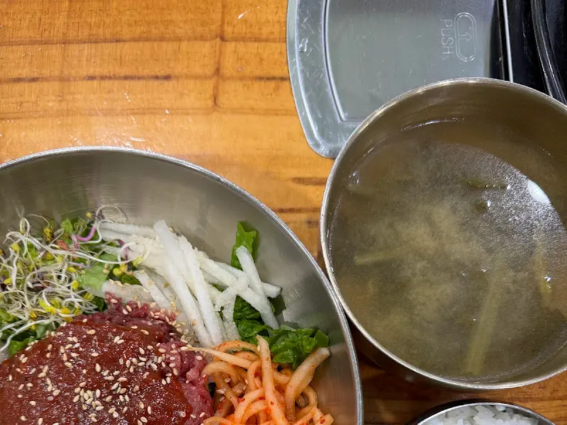 육회비빔밥과 맑은 탕