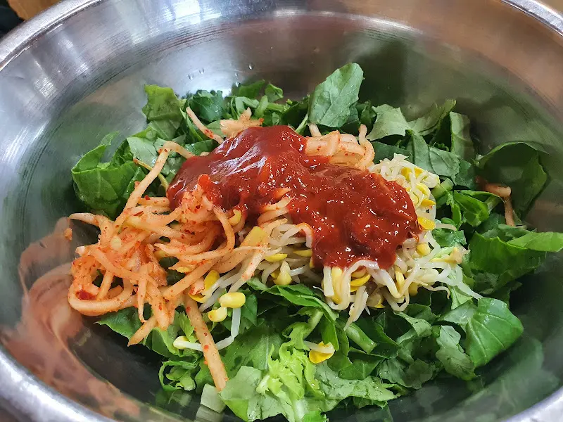 고추장이 듬뿍 올려진 보리밥 재료