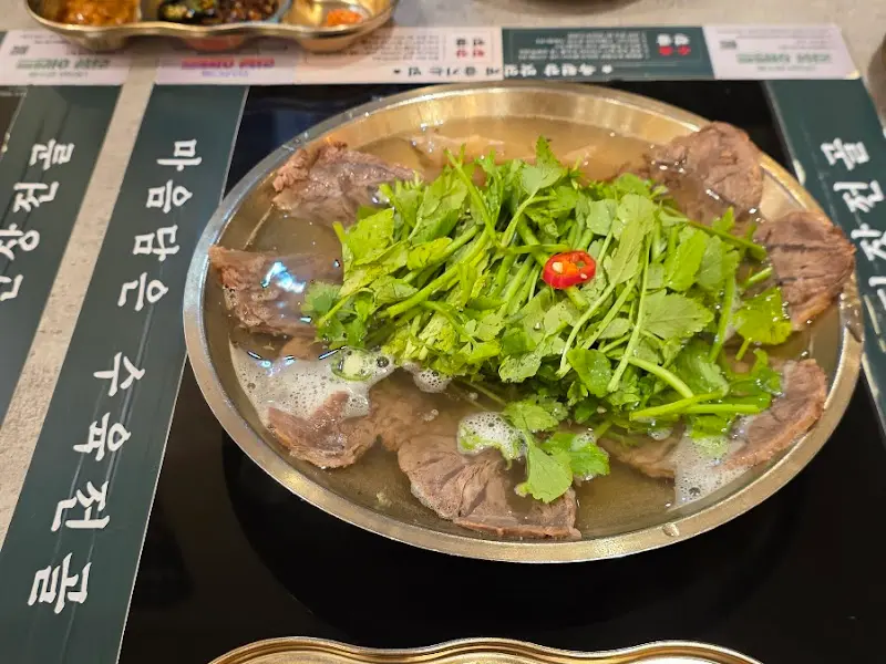 테이블에 놓인 수육전골