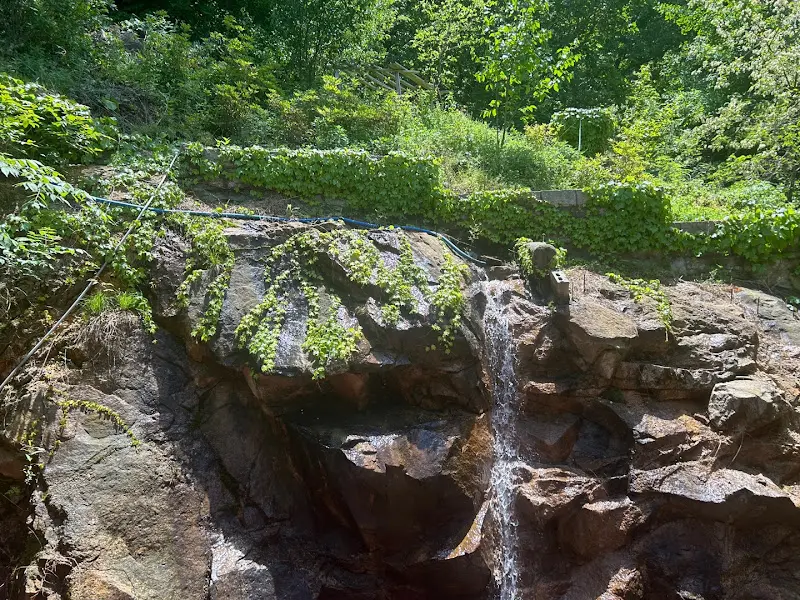 식당 옆 졸졸 흐르는 폭포