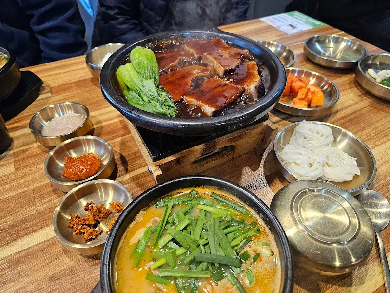 수육과 국밥 한 상 차림