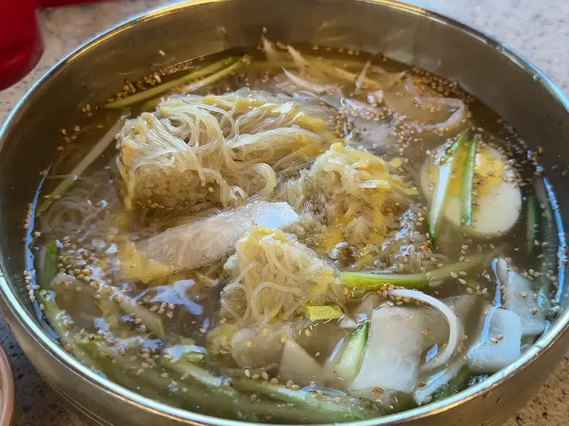 살얼음이 동동 떠 있는 물냉면