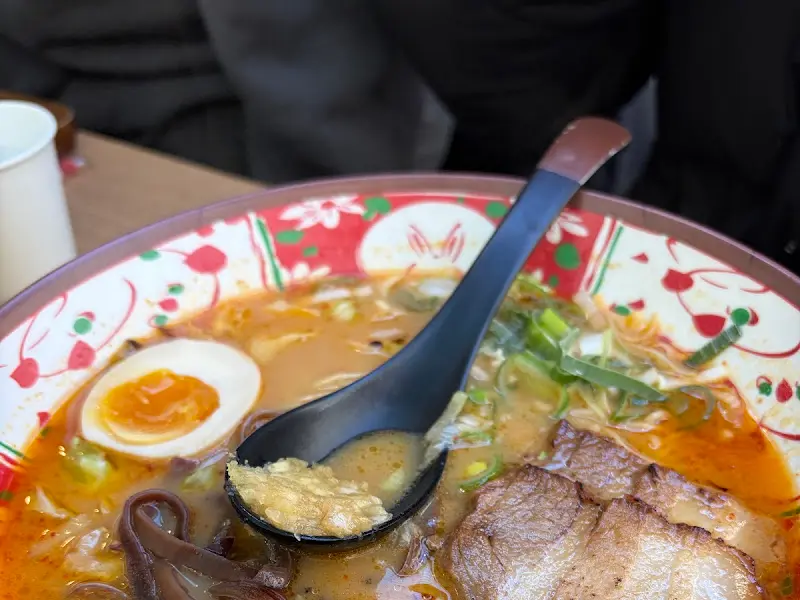 돈코츠 라멘 국물에 다진 마늘을 넣은 모습