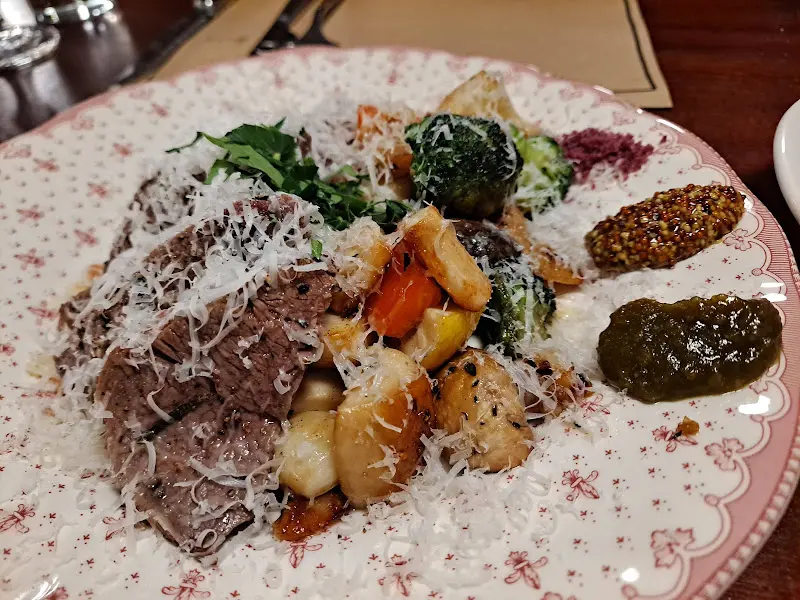 다채로운 채소가 곁들여진 스테이크