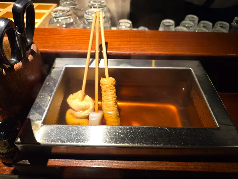 다양한 종류의 오뎅이 끓고 있는 모습