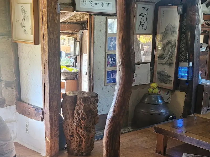 고풍스러운 분위기의 울산 가랑잎새 내부