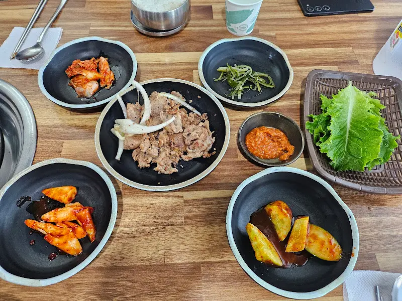 다채로운 밑반찬과 불고기