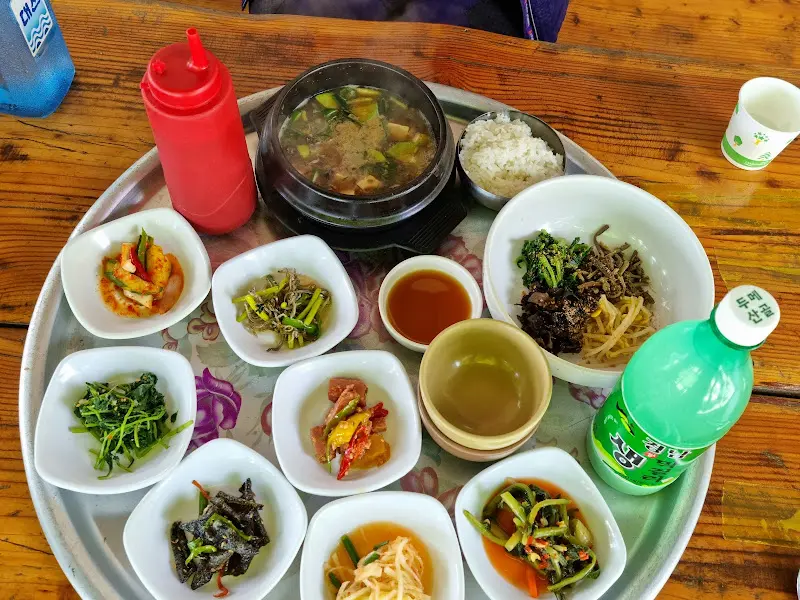 모산재 식당의 우렁된장비빔밥과 밑반찬