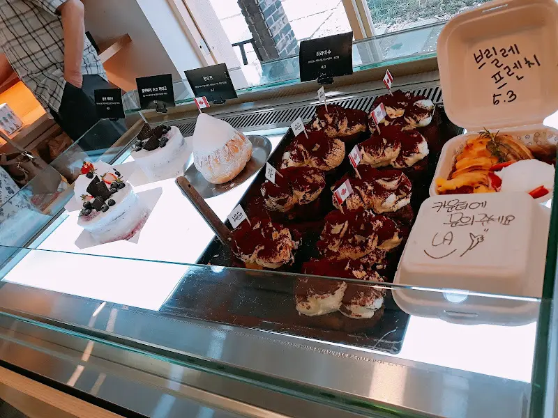 쇼케이스에 진열된 케이크