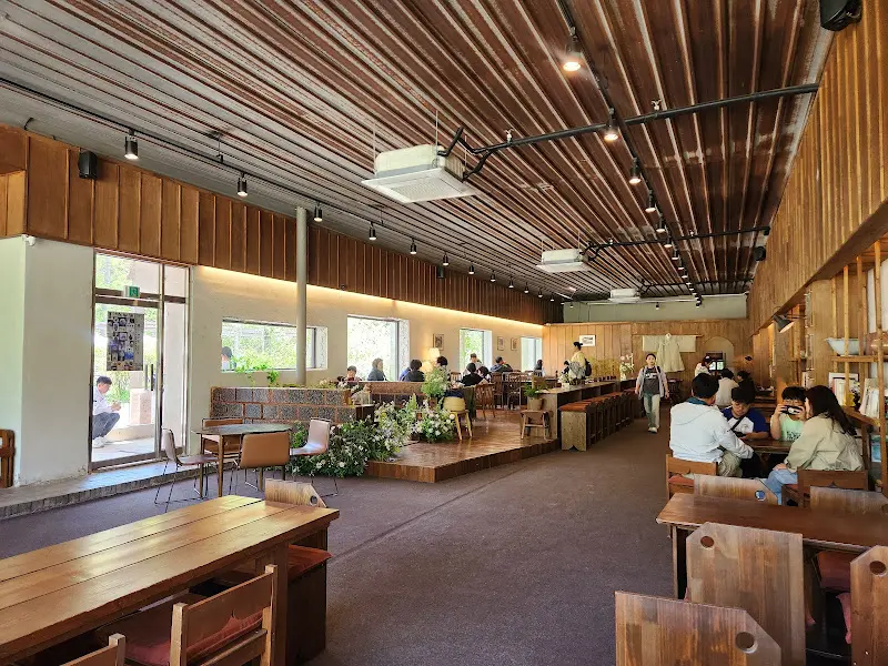 넓고 쾌적한 카페 내부 전경