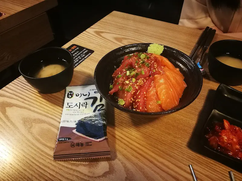 연어 덮밥과 스테이크 덮밥이 나란히 놓인 모습