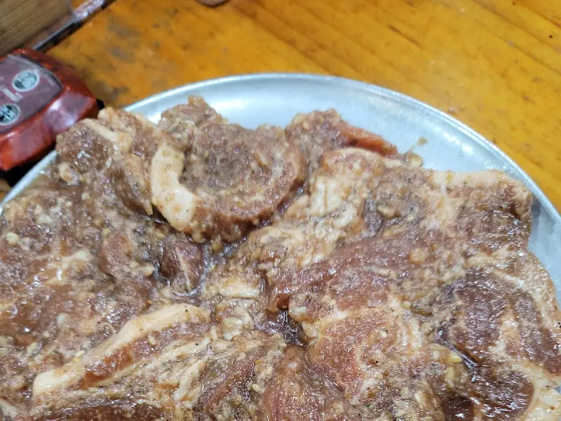 접시에 담긴 돼지갈비