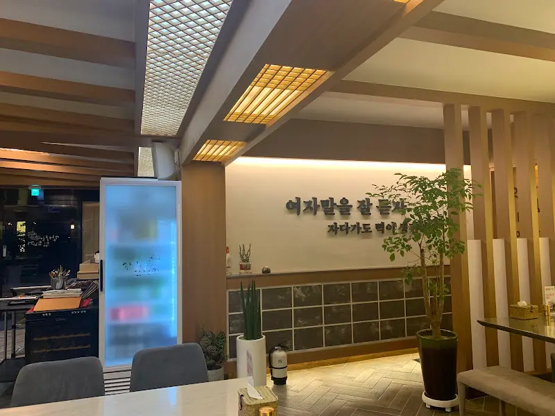 따뜻한 조명 아래 편안한 분위기의 식당 내부