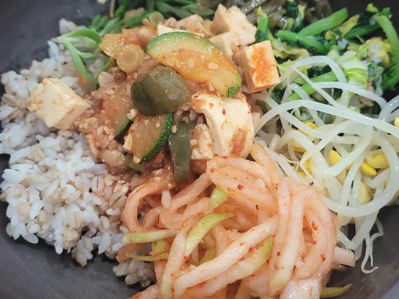 나물과 두부가 가득한 비빔밥