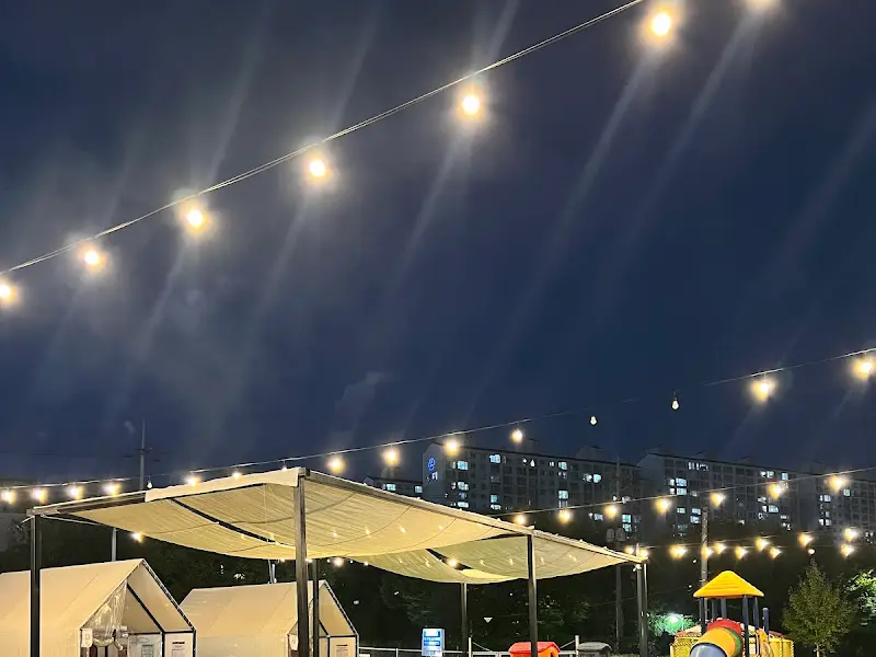 밤에 찍은 놀이터