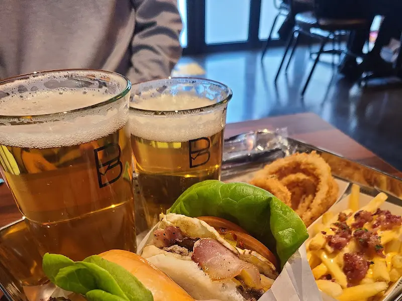 맥주와 햄버거의 조합