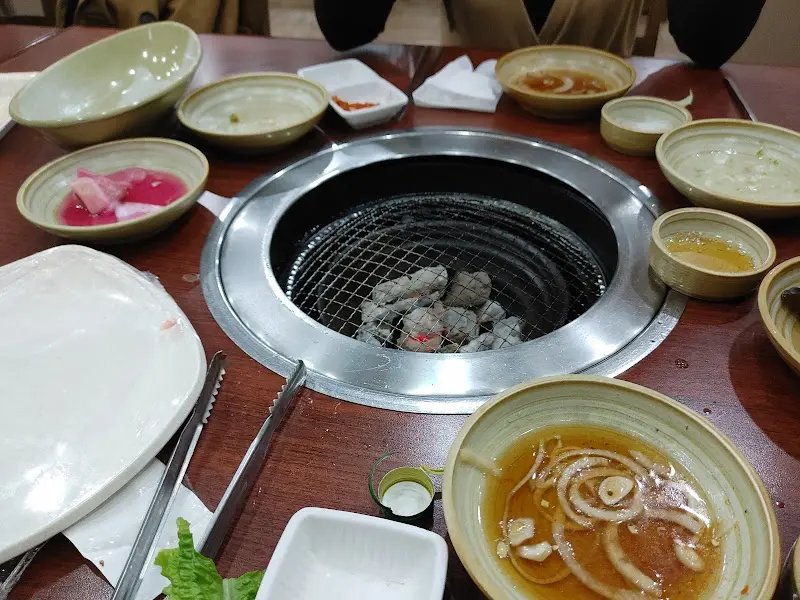 숯불과 밑반찬 세팅
