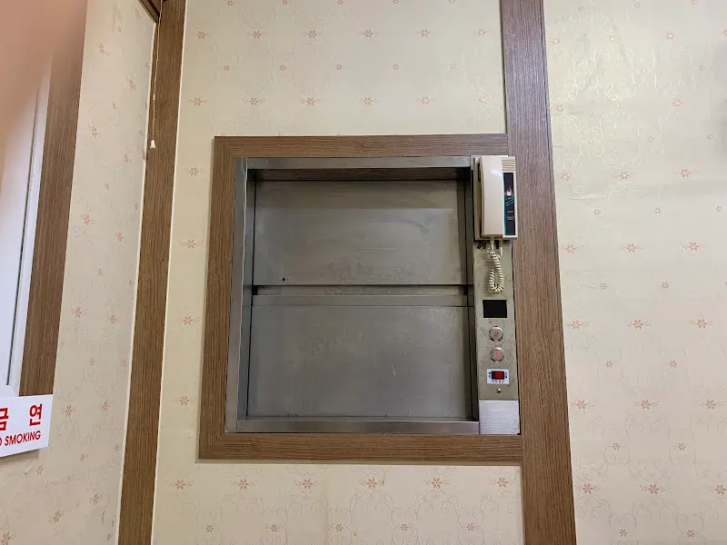 음식을 운반하는 엘리베이터